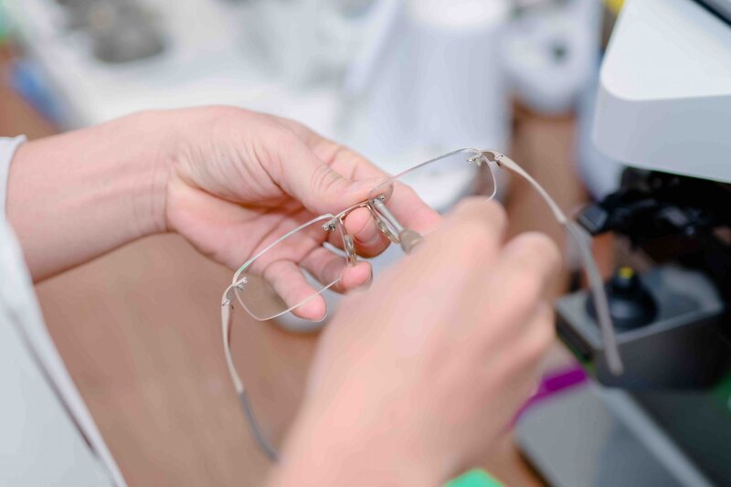Cuối cùng, kỹ thuật viên sẽ tiến hành vặn chỉnh ốc và điều chỉnh gọng kính 
